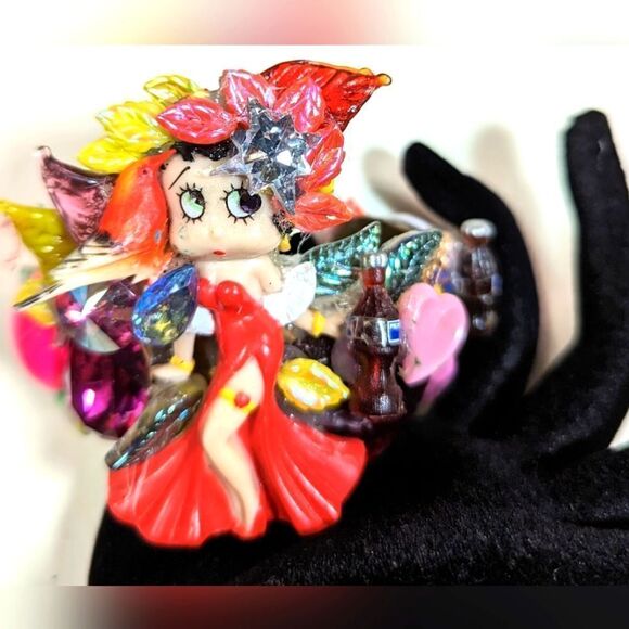 Wendy Gell Wristy Betty Boop with Red Bird whispering, Coca Cola, Swarovski, Pop - Picture 1 of 4